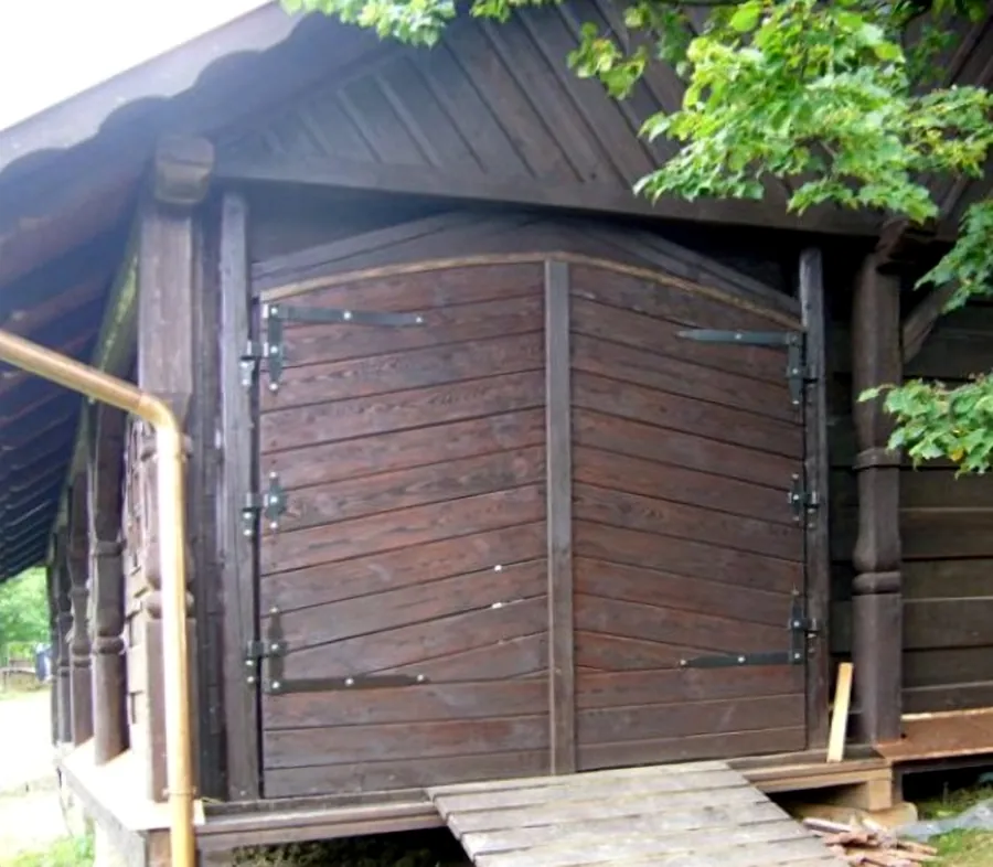 Dřevěná stavba s kovanými vraty