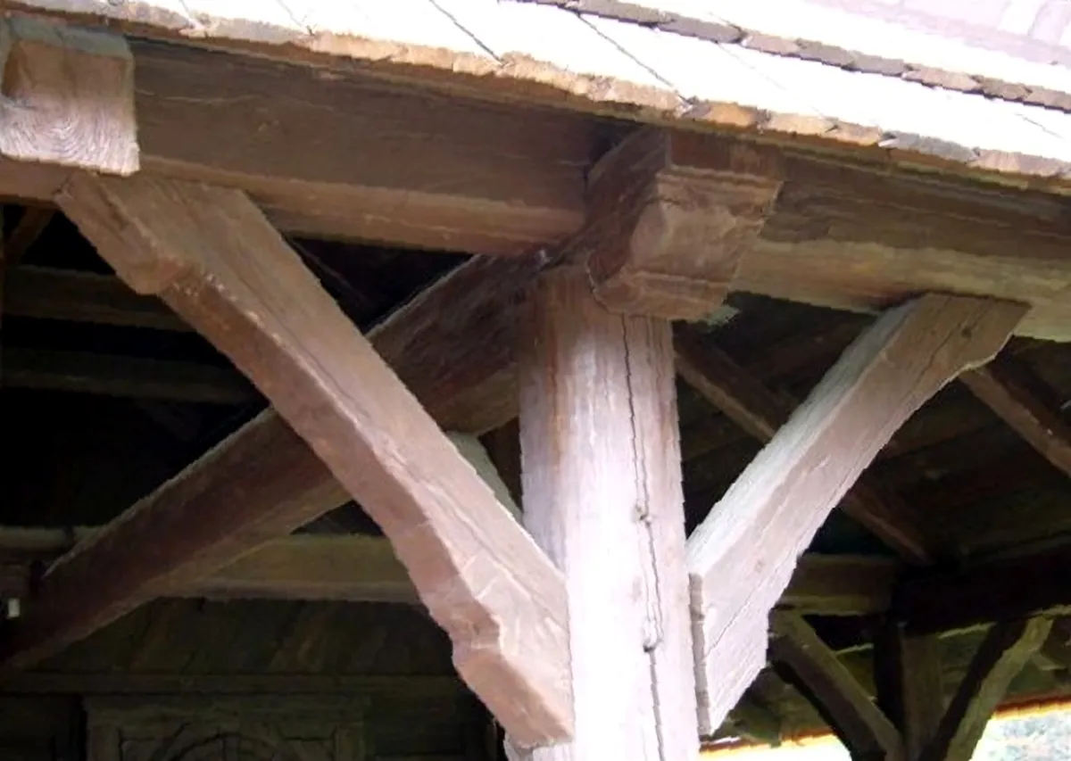 Detail tesaných trámů a pásků krovu